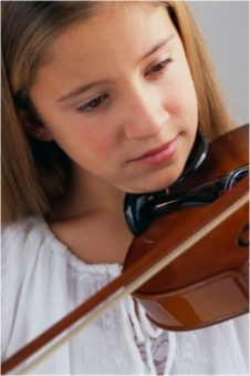Tyttö soittaa viulua.
