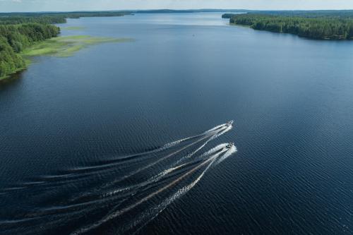 Kannen kuva, veneet järvellä