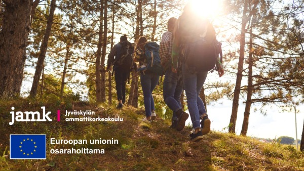 Ryhmä ihmisiä kävelee metsäisessä maastossa ylämäkeen auringon paistaessa taustalta. Kuvan vasemmassa alakulmassa näkyy Jyväskylän ammattikorkeakoulun logo sekä Euroopan unionin lippu ja teksti 'Euroopan unionin osarahoittama'.