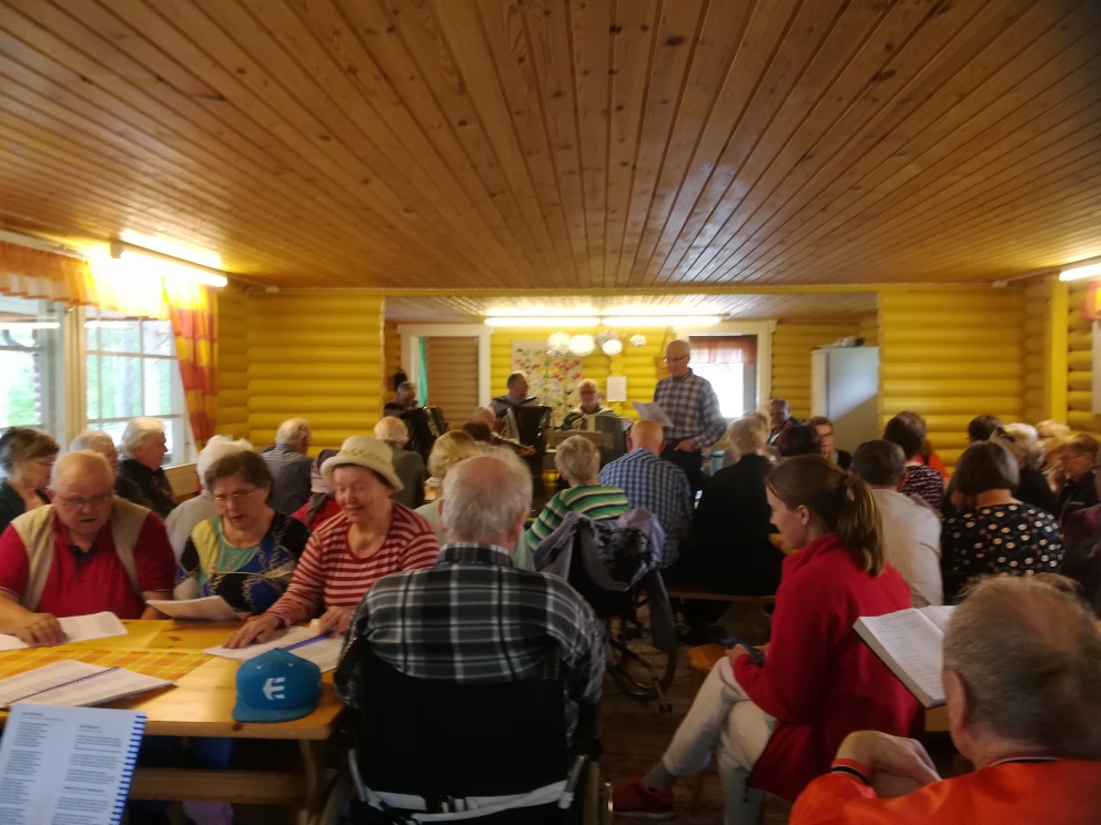 Laulajia ja pelimannit Nuottalassa